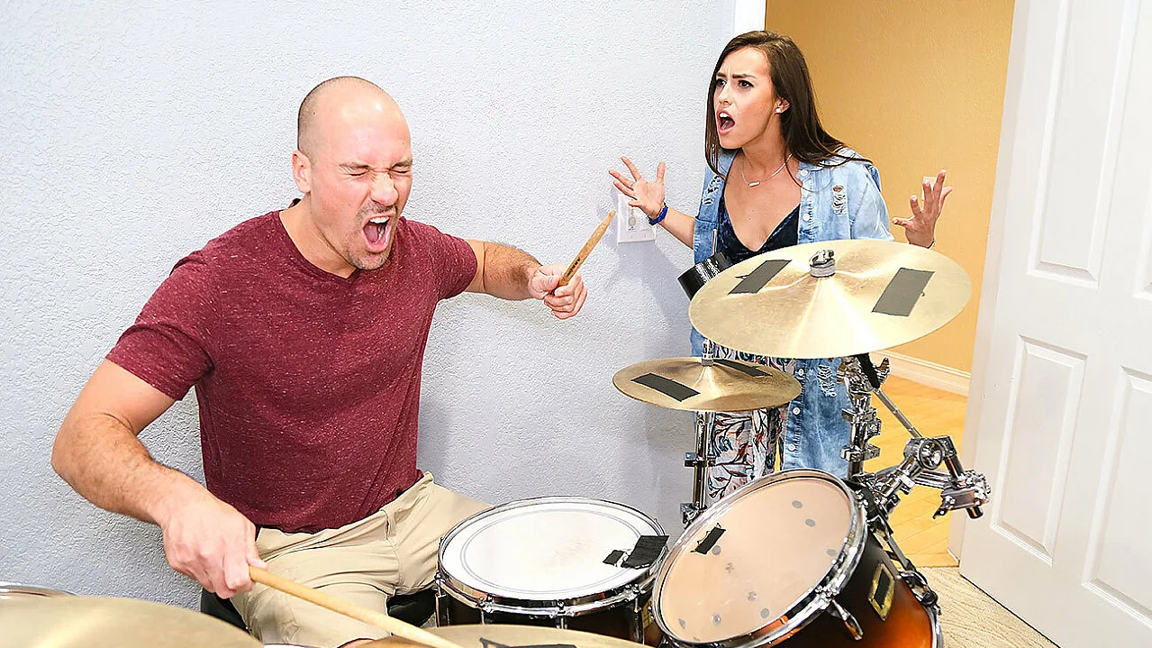 Kelsi Monroe fucking in the bed with her petite - Naughty America - 17787