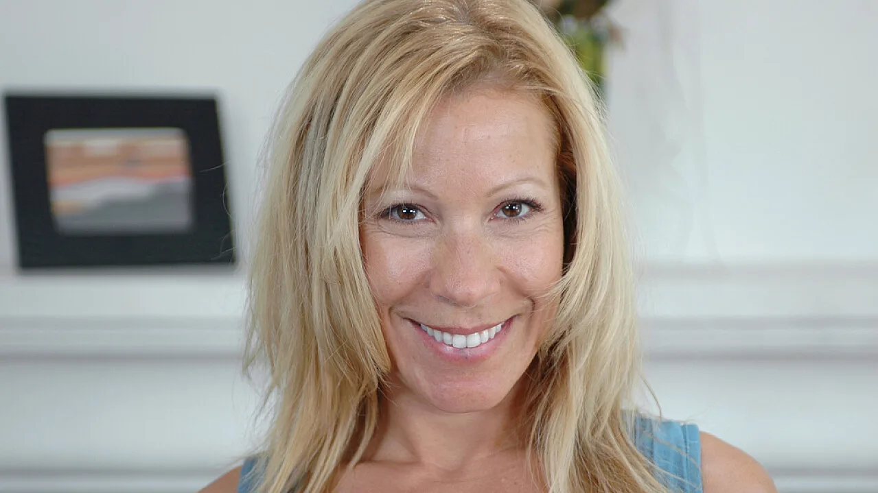 Kimmie Morr fucking in the couch with her big ass - Naughty America - 2197