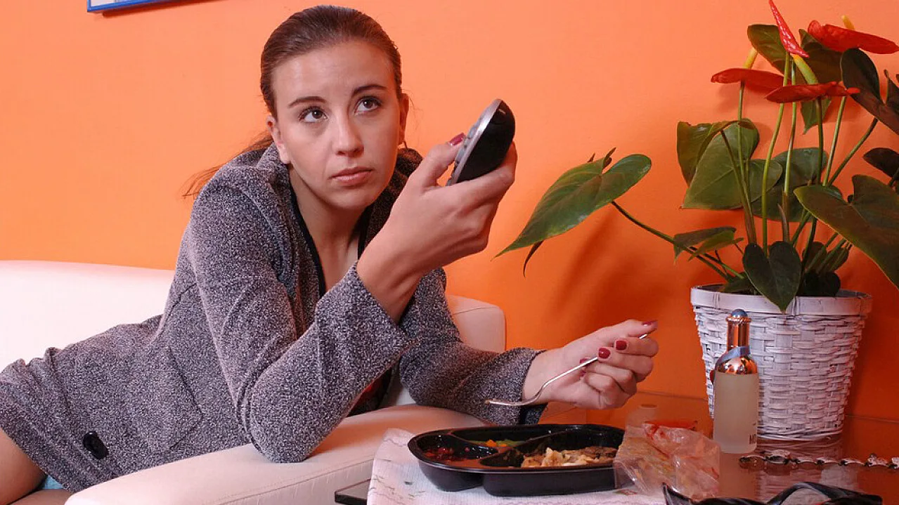 Kelly Kline fucking in the living room with her natural tits - Naughty America - 2875