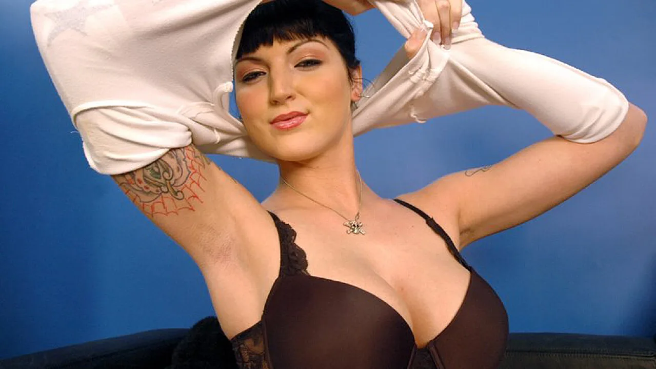 Texas fucking in the couch with her tattoos - Naughty America - 915