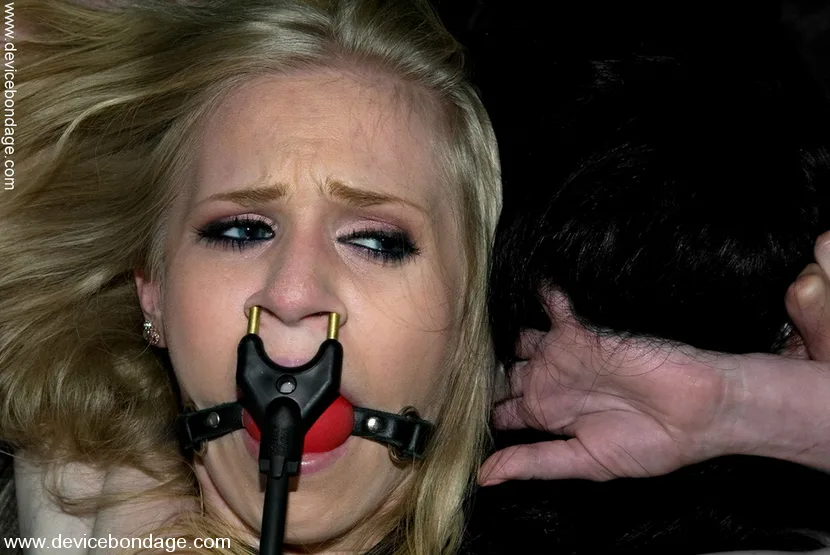 January Seraph and Sarah Jane Ceylon Live - Device Bondage - 1088