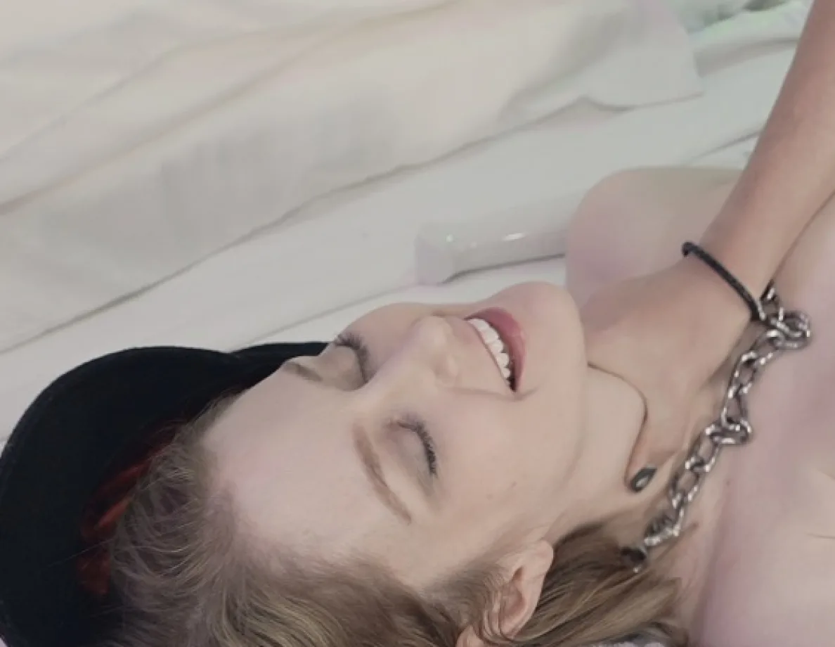 Bunny and Lucy Fuck in Bed - Nice Feelings - 34171