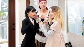 Megan Vs Wednesday - S31:E3 - My Family Pies - 24478