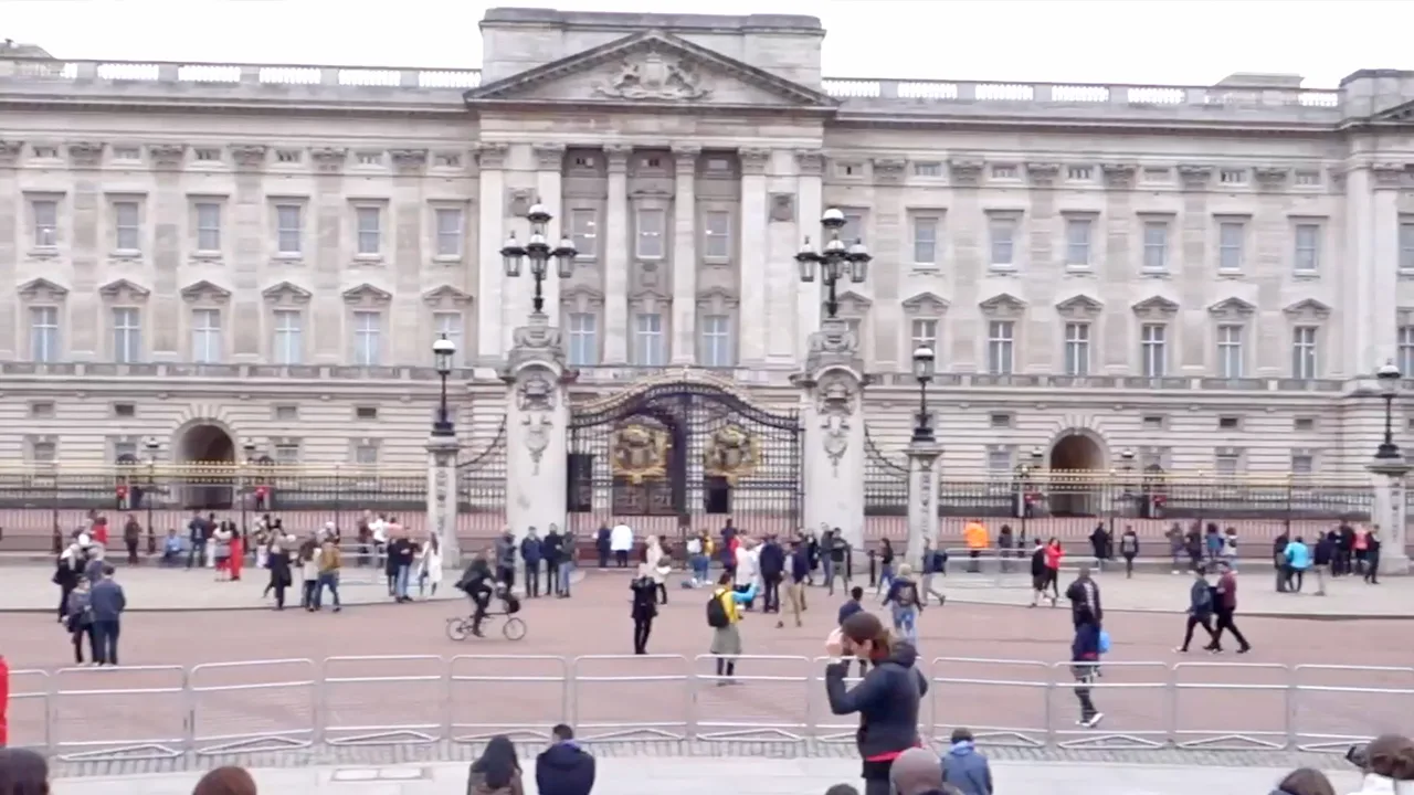 Buckingham Palace Guards Experience - Euro Sex Diary - 401369