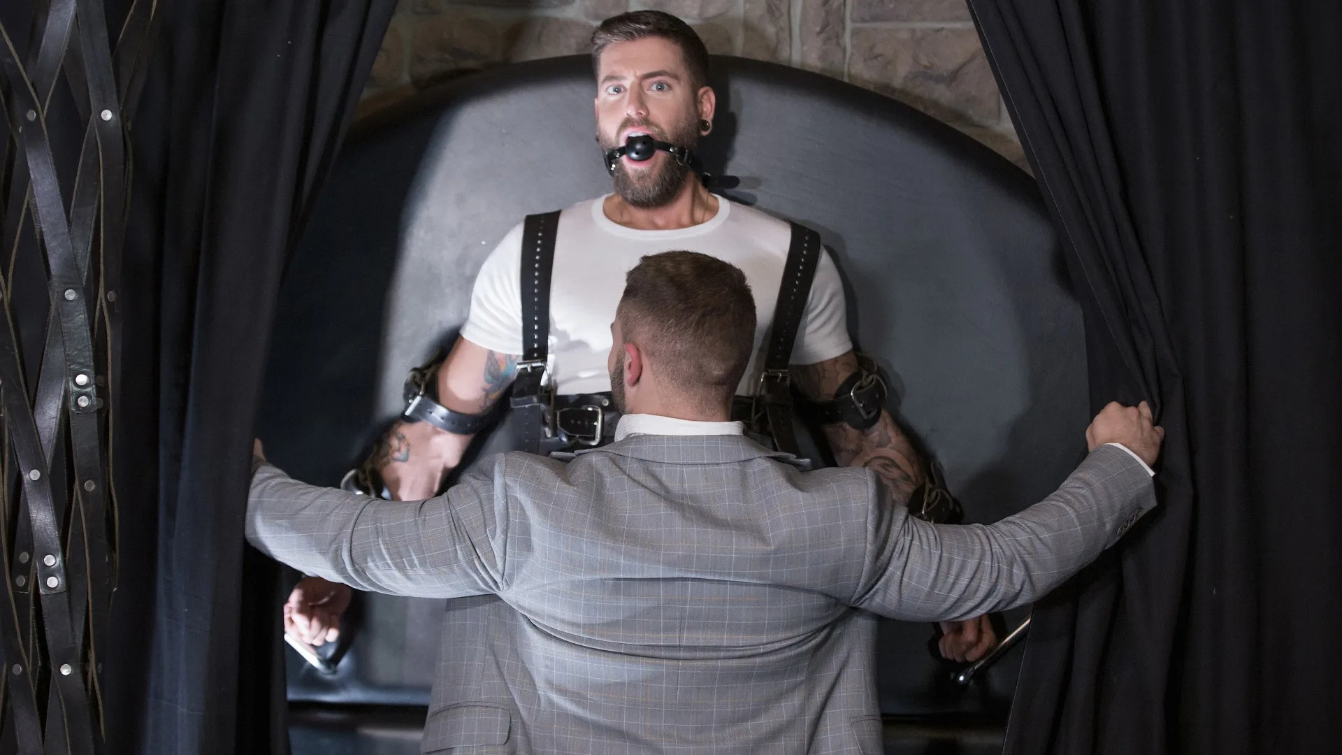 Peeping Bottom - BROMO - 9913