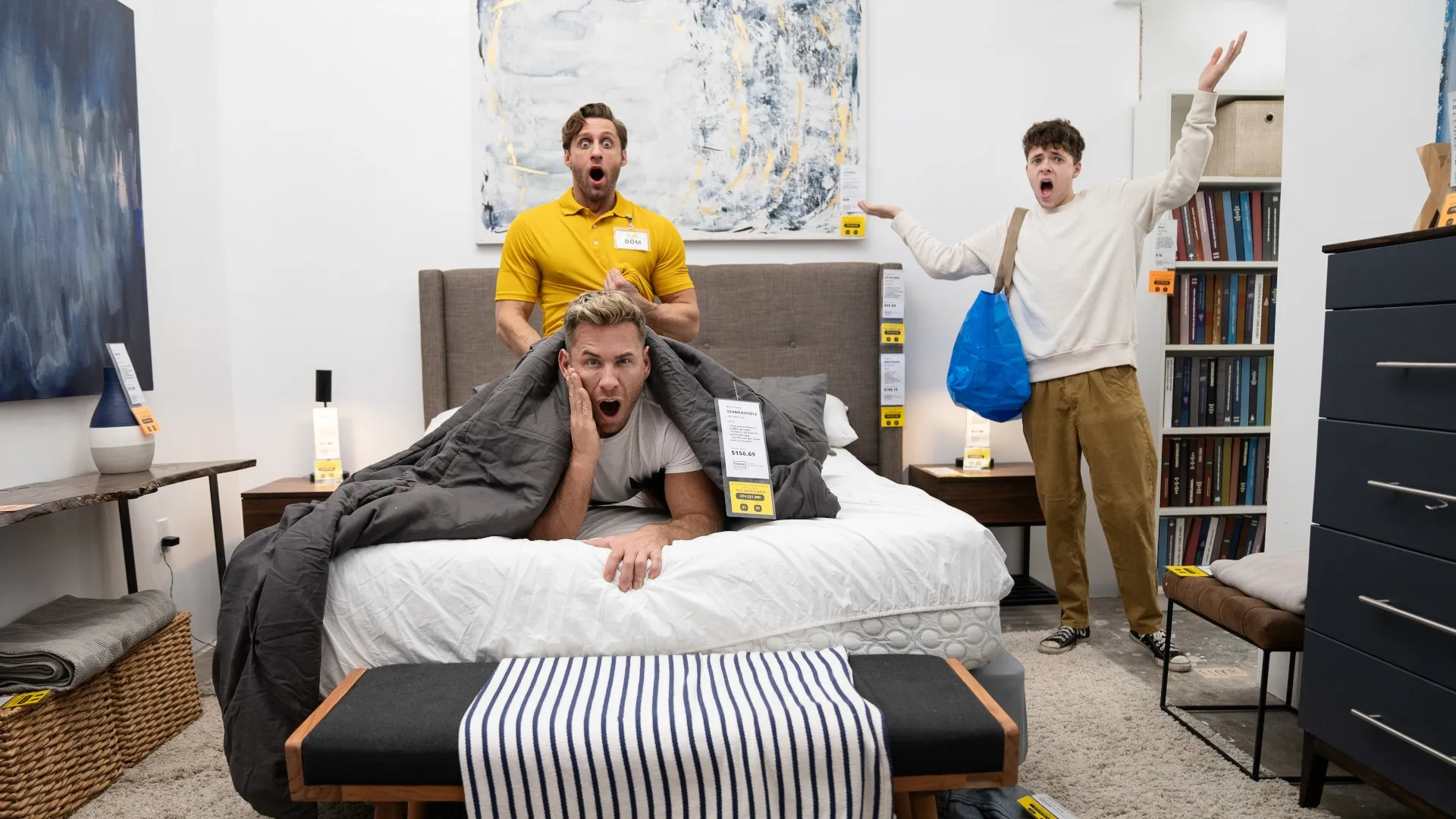 Sneaky Showroom Fuck - MEN - 24124