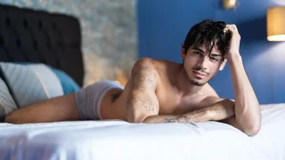 A Day With Ashton - MEN - 25368