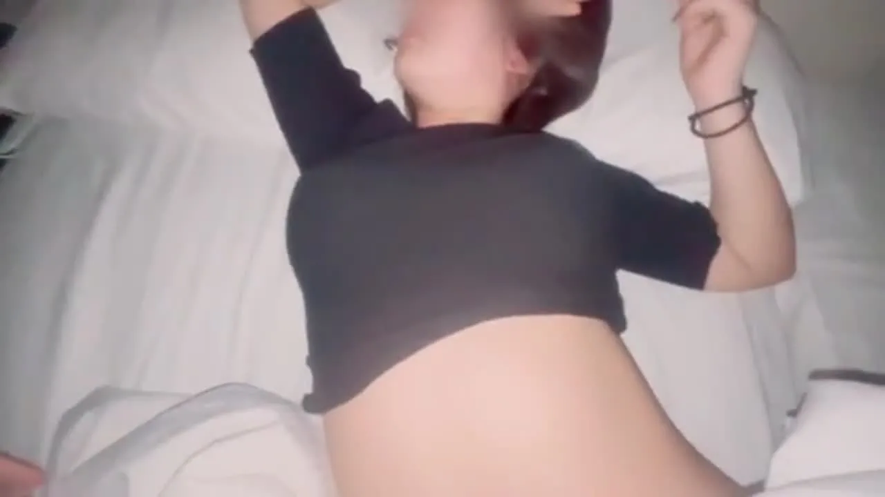 【個人撮影】寝てるところを夜這いしたらデカパイ&デカ尻だった。潮吹きをさせて最後は中 - FC2 Video - 177281