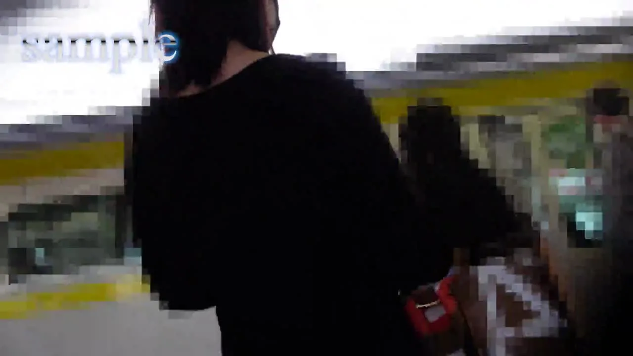 【電車チカン #22】《スレンダー販売員》清潔感があって真面目そうな雰囲気の女を集団で囲って卑劣中出 - FC2 Video - 178365