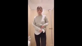 現○モデルJD公衆ト○レで彼氏に隠れて自撮りオナニー調教に興奮！痙攣しまくりイキまくりオナ※レビュー - FC2 Video - 182337