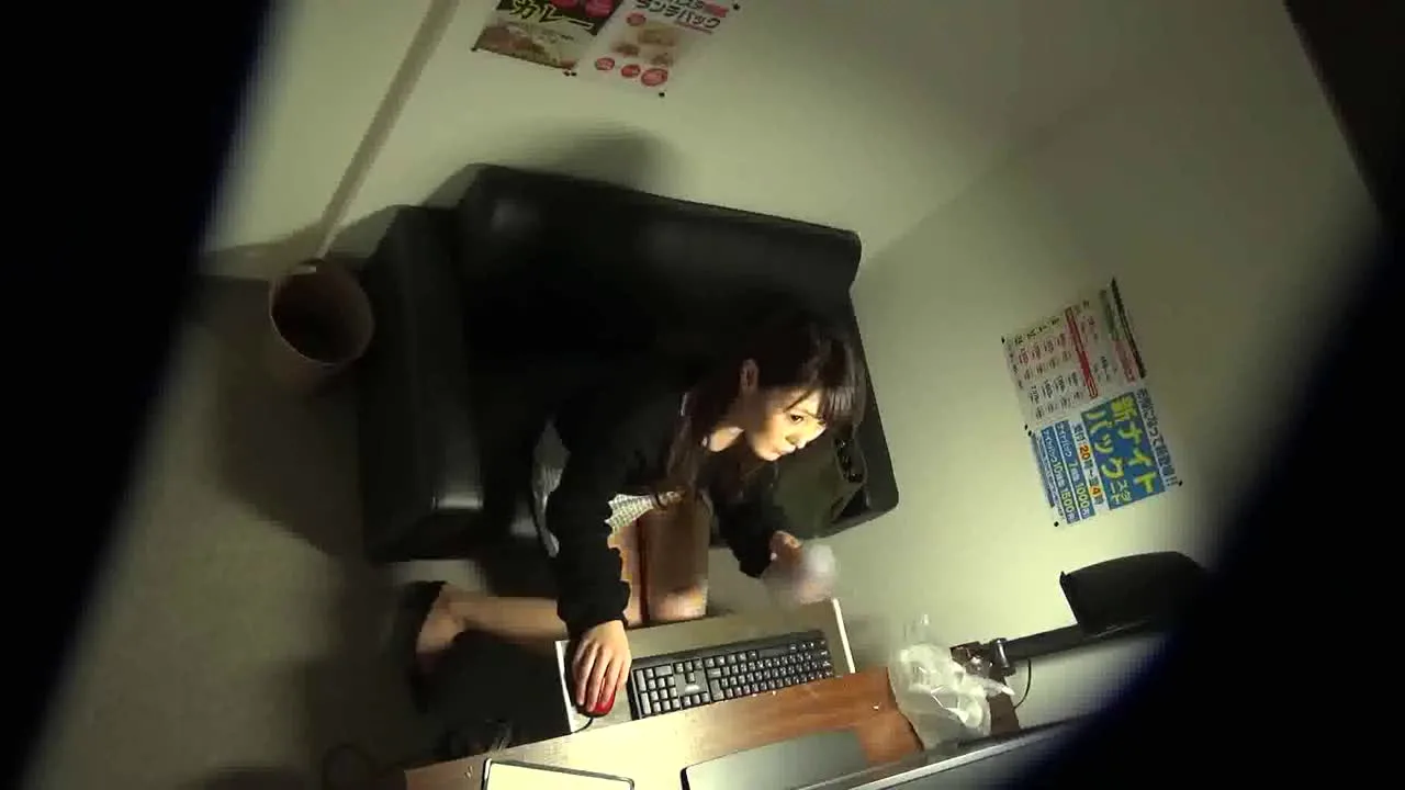 【**】綺麗な顔立ちに巨乳のお姉さんがオナニーしているところの撮影に成功！ 気づく様子もなく声を - FC2 Video - 188224