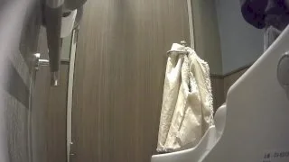 美女達の洗面所レポート　桃尻をフリフリしながらパンツを下ろすJDちゃん - FC2 Video - 193345