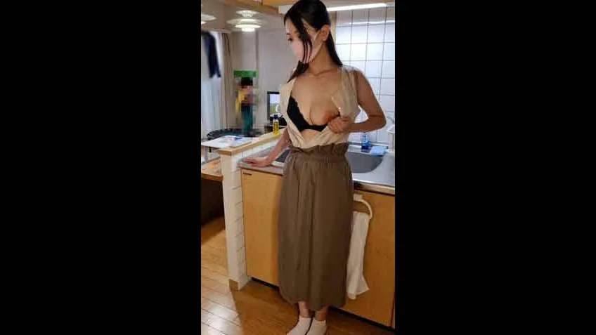 【個人】自称元グラビア巨乳妻、強引にリビングで挿入。に見つかってしまい、、、.mp4 - FC2 Video - 193543