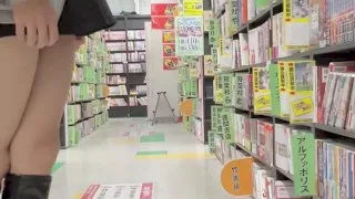 【女装露出】リサイクルショップの本コーナーでプチ露出！ - FC2 Video - 193919