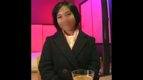 【個撮】お腹の肉がたるんでいる熟妻と不倫セックス。 お淑やか系に見せかけて性欲旺盛で、とにかくチンポ - FC2 Video - 194169