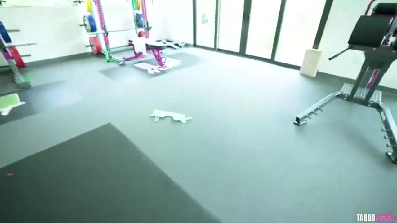 トレーニング室でペニスを出し実践形式で先生が仕込む生尺正常位後背位の生フルコースで射精させてくれる - FC2 Video - 199368