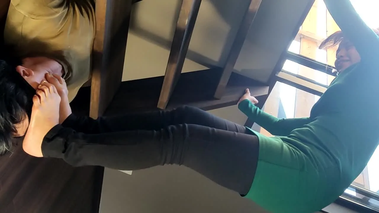 みくちゃんの私服で裸足　顔面階段踏み付け - FC2 Video - 199658