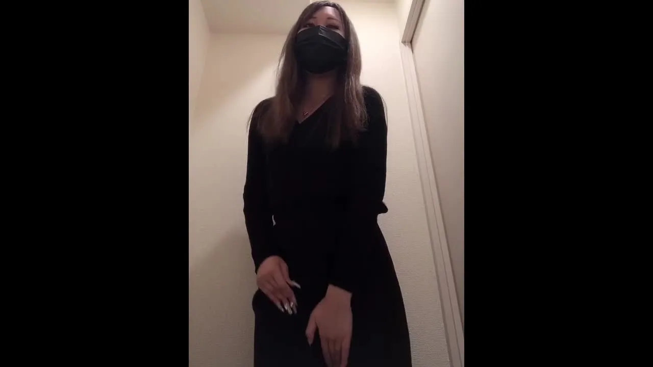 きれいめスレンダー長身黒ギャルこっそり電マ糸引きオナ※レビュー特典付 - FC2 Video - 200772