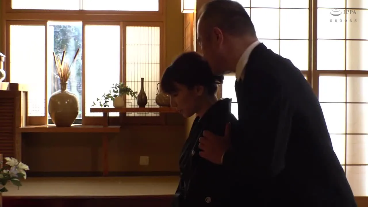 【未亡人】旦那の遺影の前で他人棒に感じまくるいけない奥さん♡ - FC2 Video - 201172