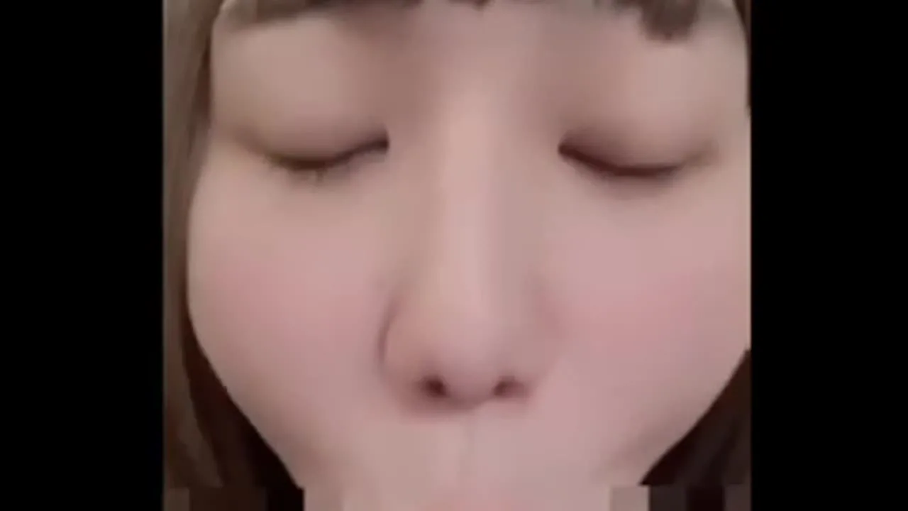 【喉奥イラマ/大量ごっくん】気の強く生意気な今時ムスメを屈辱土下座に喉奥イラマで大量ごっくんさせ躾けた動画を公開する。 - FC2 Video - 202218