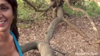 町中から裏山奥に場所替えして　ショート生本番商売女は周りを気にしながら場所移動して射精行為実行する - FC2 Video - 202524