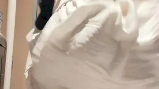 【不倫寝とられ淫乱人妻　駅のトイレでアクメオナニー】人妻　素人　トイレ　オナニー　潮吹き　脇毛　刺青　白目 - FC2 Video - 202990