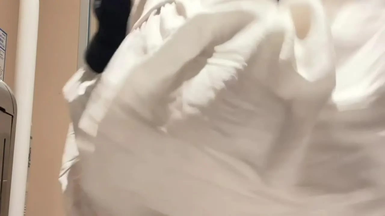 【不倫寝とられ淫乱人妻　駅のトイレでアクメオナニー】人妻　素人　トイレ　オナニー　潮吹き　脇毛　刺青　白目 - FC2 Video - 202990