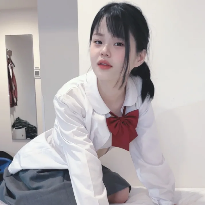 【個撮　閲注】吹奏楽部 「下着と水着だけって聞いてたのに…。今日初めて会った人とキスしてフェラしてます」マイクロビキニから溢れる乳首、脇から覗く生え.か.けの腋毛に興奮 - FC2 Video - 204982