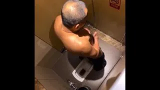 精壯大叔公廁打飛機 - FC2 Video - 207021