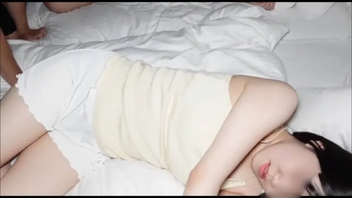 某大外国語学部のゼミ合宿で女子部屋に潜り込み - FC2 Video - 211384