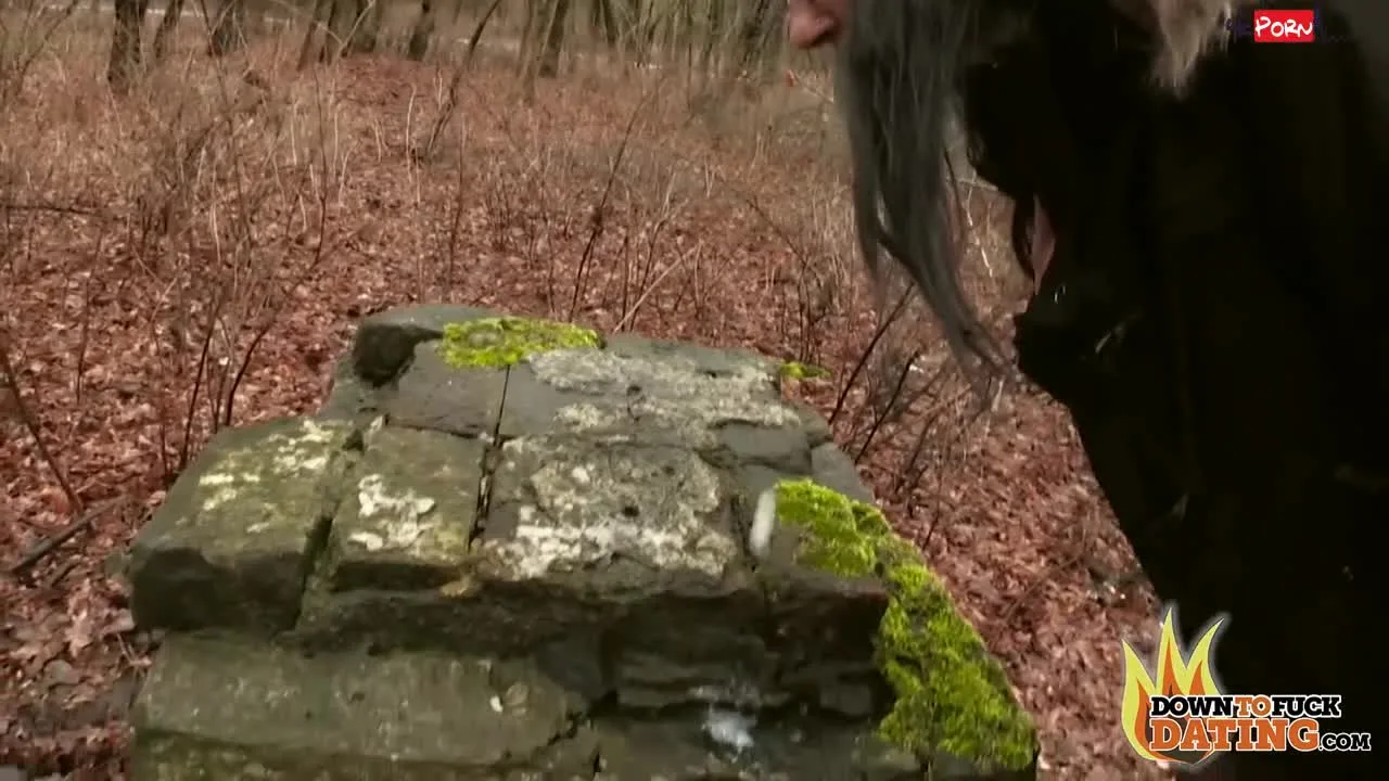 人里離れた森林公園で客引きする気さくな立ちんぼと速攻で交渉成立させて雑木林で生本番から口内射精させる - FC2 Video - 213028