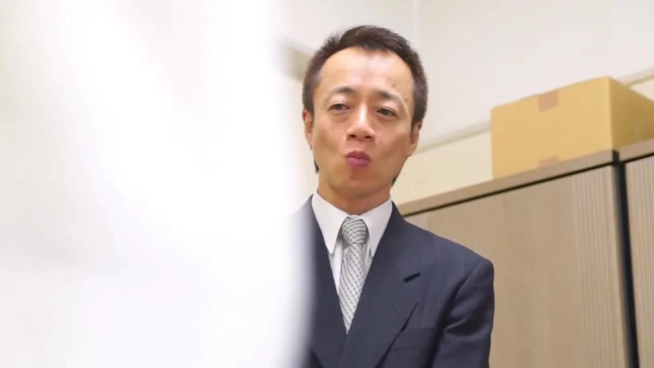 【人妻・不倫】スタイル抜群の美人妻。面接にやってきて恥じらいながらもイタズラすると… - FC2 Video - 213974