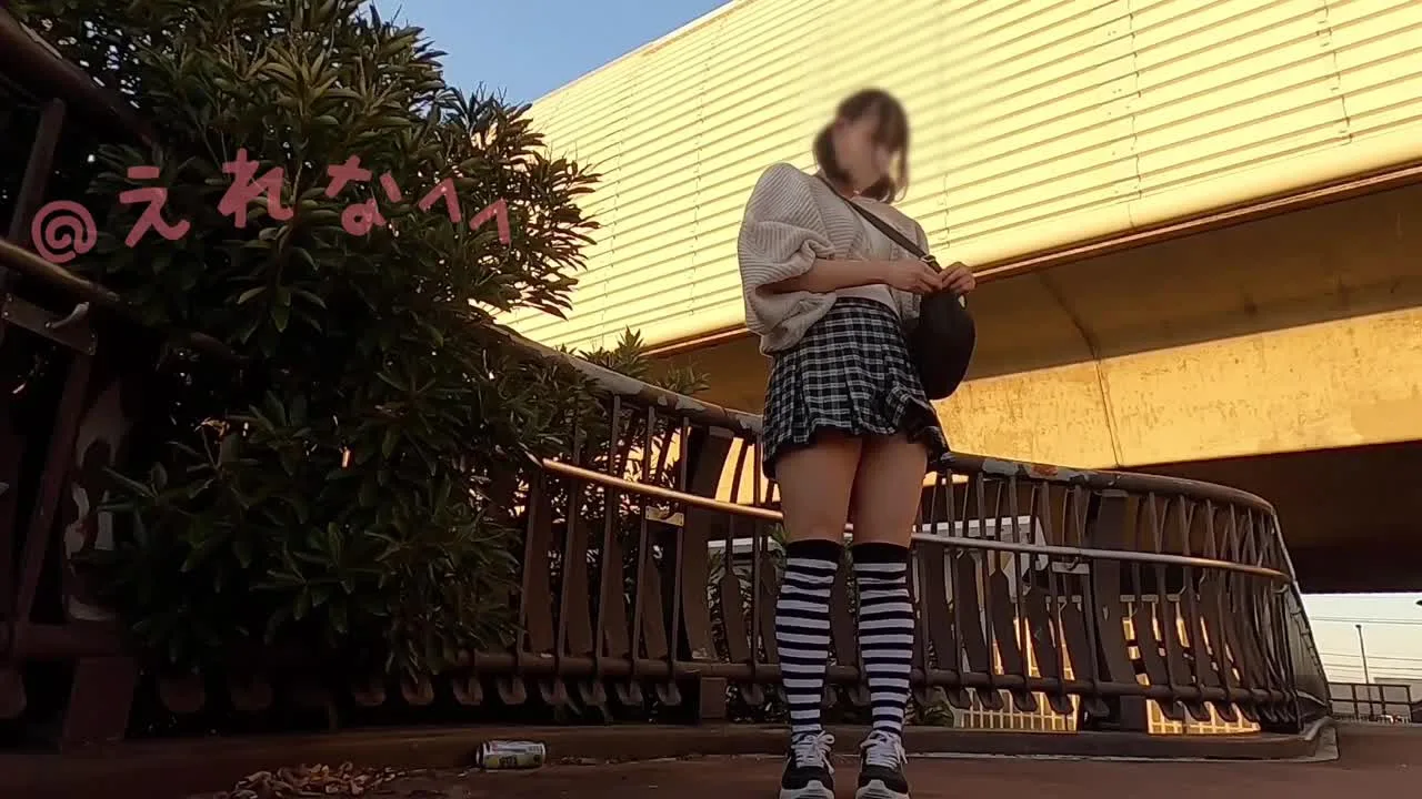 露出再開！〈素人自撮り〉大学2年！ 歩道橋の上で露出ディルドオナニーしました、、人がいつ上がってくるかわからない中でのオナニーに興奮しちゃってます。。。 - FC2 Video - 216167