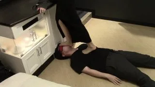 【閲覧注意】化粧品メーカー勤務ドS美人OL様によ る仕事終わりの蒸れたパンストで 踏みつけM男徹底罵倒調教 - FC2 Video - 216425