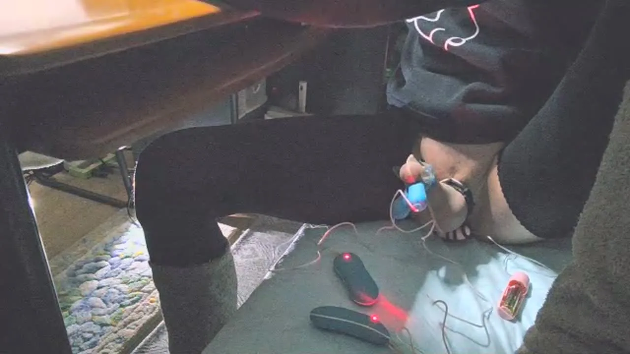 覗き部屋こっそり洞　1時まで生配信！我慢できなくて、トリプルローターペニクリ虐め！ - FC2 Video - 217761