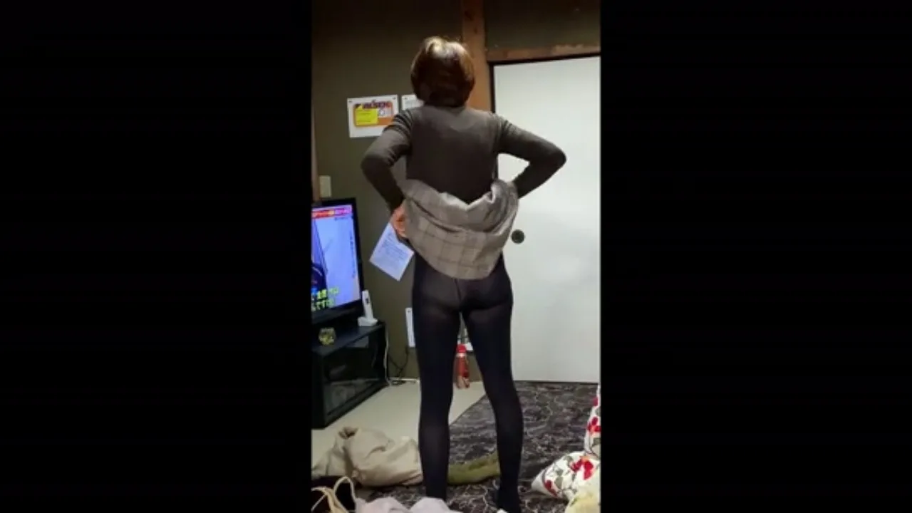 【再掲載】カメラの前で平気で着替える露出狂に調教された妻の淫乱真理子 ① - FC2 Video - 217973