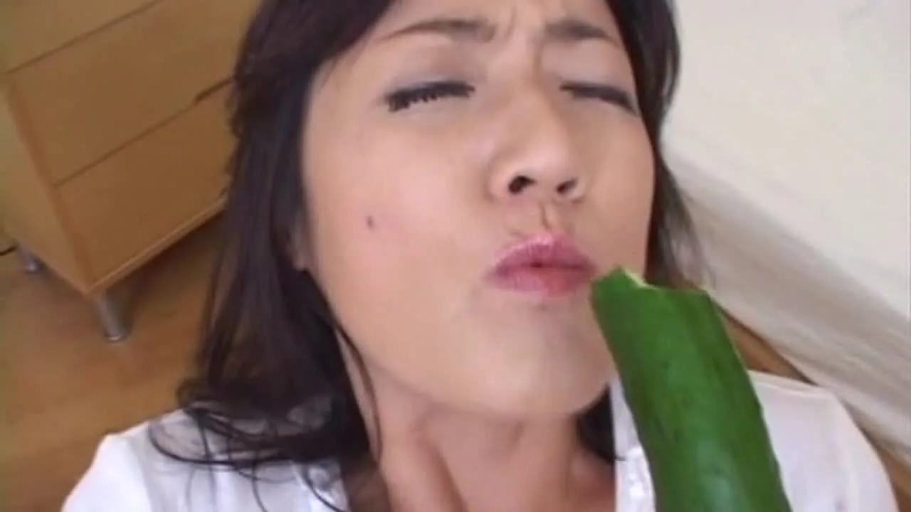 【人妻】キュウリ2本では物足りず、サツマイモをも飲み込む熟女のマンコ - FC2 Video - 219711