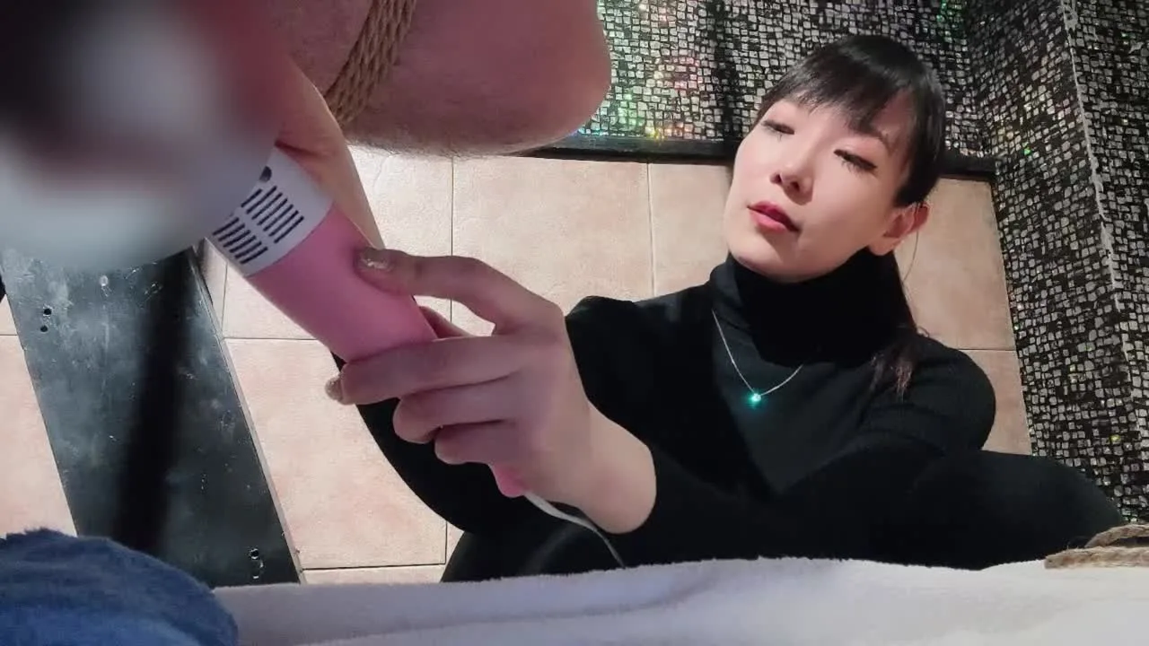 麻縄で吊って、宙に浮いたマゾに電マを - FC2 Video - 222059