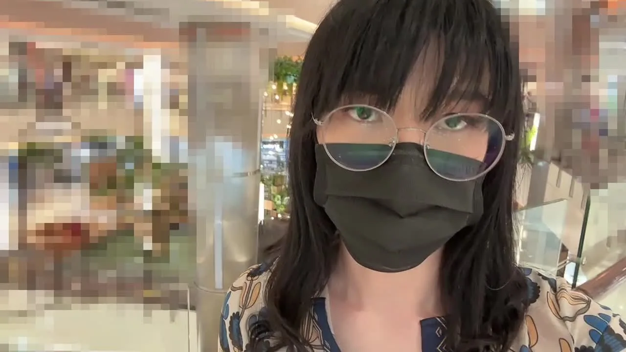 HA10一人で買い物に行って、トイレに入ってリモコンローターを挿入し、人前でスイッチを押し、その振動を我慢しながら歩いていました。トイレに走ってこっそり射精！ - FC2 Video - 223919