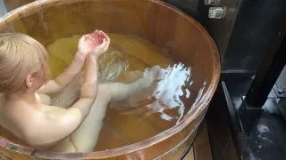 豊満美女が温泉でしっぽり - FC2 Video - 224826