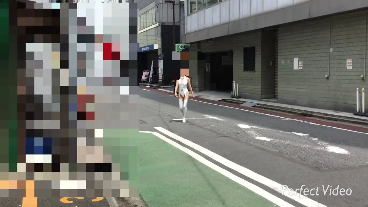 白エナメルフェティッシュスタイルで白昼街中散歩① - FC2 Video - 225482