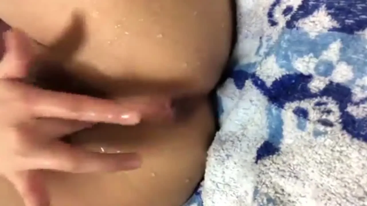 【個人撮影】潮を吹きすぎてパンツがビシャビシャ！それでも気持ちよくて手が止まらない… - FC2 Video - 225582