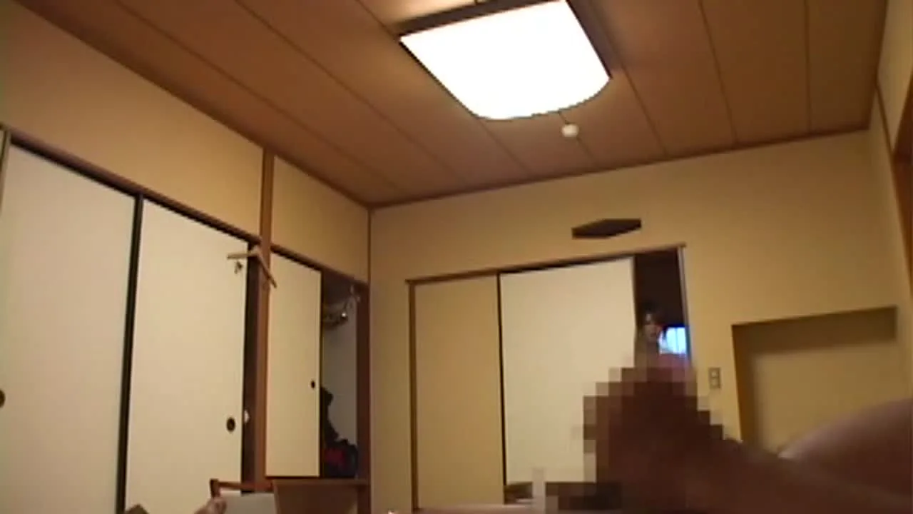 【人妻】温泉旅館 女将を呼び出してオナニーしながら待ってみる - FC2 Video - 226058