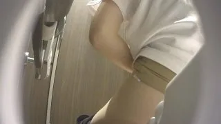美女達の洗面所レポート 真面目そうなJDス●バ店員さん 花弁&菊門丸出しで胸揉みサービスまで密着 - FC2 Video - 226946