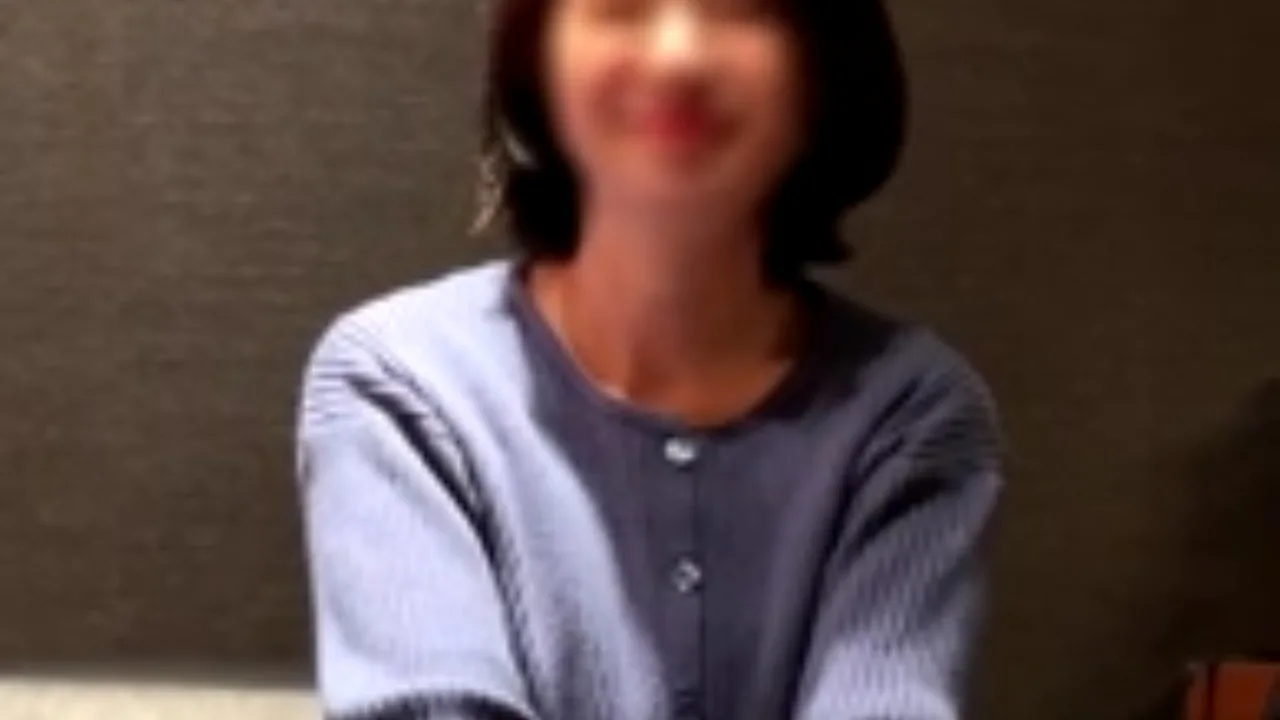 清楚妻彩華人生2回目のラブホ。 【公認単独様に完全貸出編】 「夫に怒られるから生はダメだよ。。」 - FC2 Video - 229116