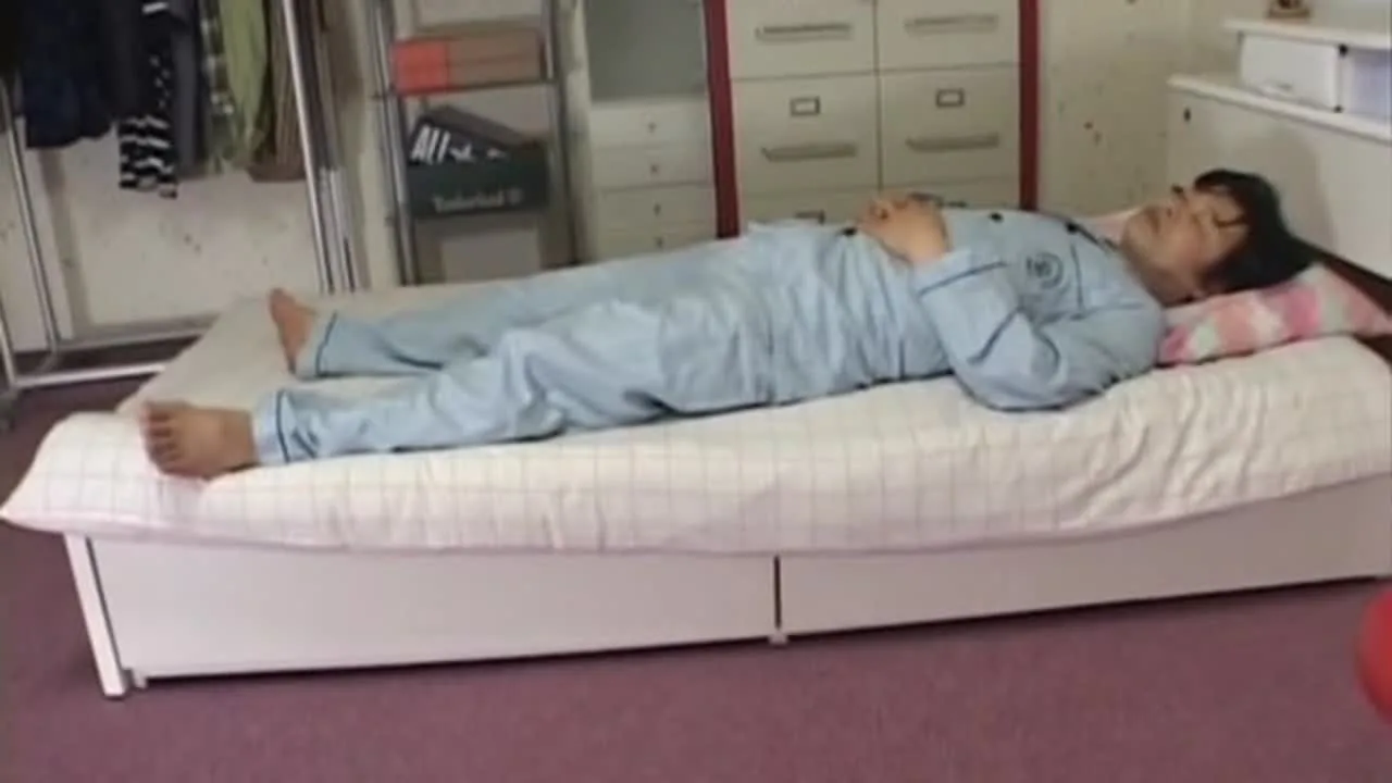 【人妻】寝てる間に手コキしちゃお～っと！ - FC2 Video - 229876