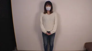 ★320まで半額【無修正・完全素人】こんな初々しいのに人の妻！スベスベお肌をキープした肉感的なむ - FC2 Video - 230707