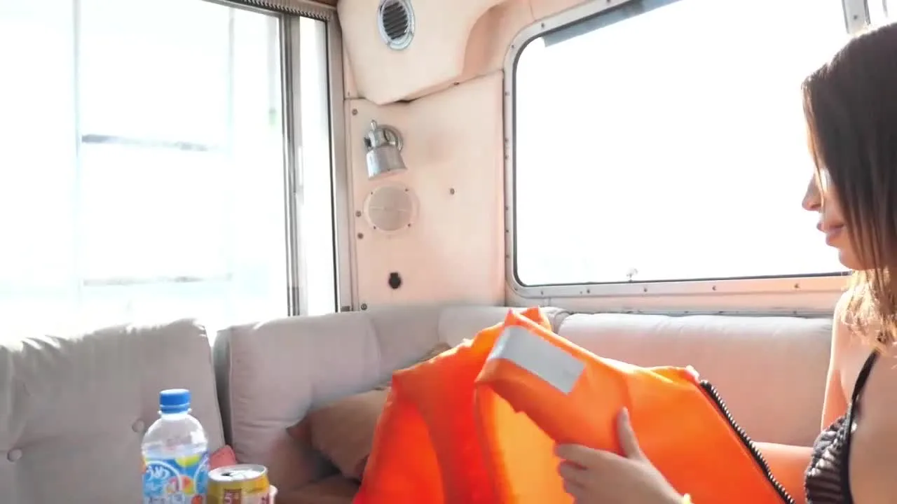 マッチングアプリで知り合った**女子大生二人組とムフフなクルージング航海 - FC2 Video - 233111