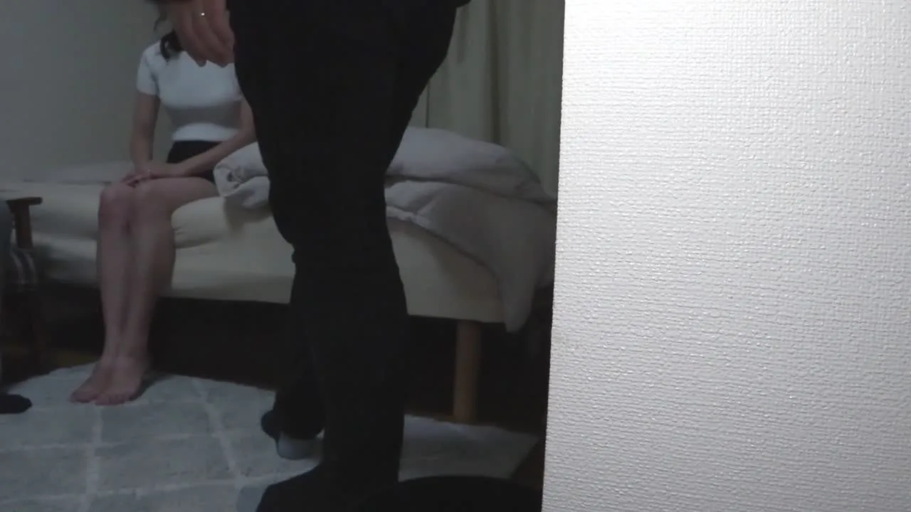 色気1000％のスレンダー奥様を**男たちに寝取られ3Pさせた夫のガマン汁 - FC2 Video - 233845