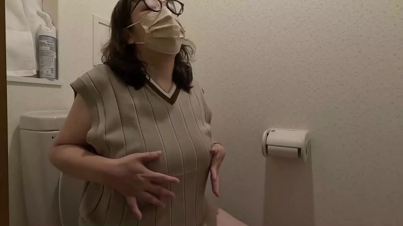 【オナニー・自撮り】パンツに染みができるほど感じる人妻 - FC2 Video - 234729